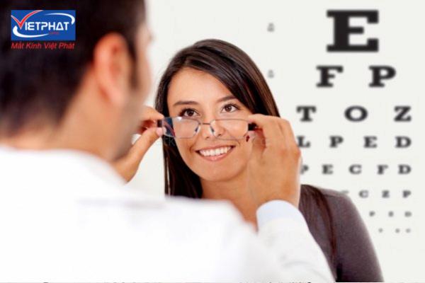 Bao lâu thay kính cận 1 lần - Trường hợp cần thay kính cận mới 10 Đội ngũ kỹ thuật viên có kinh nghiệm