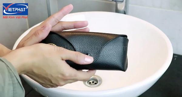 7 cách bảo quản kính râm đơn giản sử dụng bền lâu 9 Cất kính khi không dùng đến