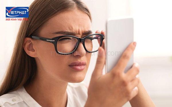 Cận mấy độ thì nên đeo kính? Có nên đeo kính khi cận nhẹ? 9 Tật cận thị mắt