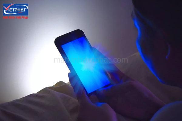 Ánh sáng xanh là gì? Tác hại của ánh sáng xanh tới đôi mắt 10 Hạn chế sử dụng điện thoại