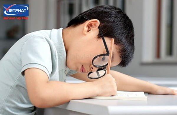 15 bệnh về mắt ở trẻ em thường gặp mà bạn cần lưu ý 9 Cận thị ở trẻ