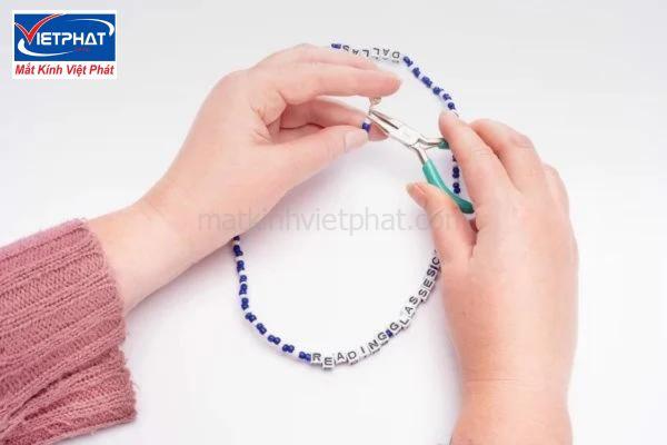 Hướng dẫn cách làm dây đeo kính tại nhà đơn giản 9 Cách làm dây đeo kính đơn giản