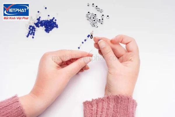 Hướng dẫn cách làm dây đeo kính tại nhà đơn giản 10 Xâu hạt cườm làm dây đeo kính