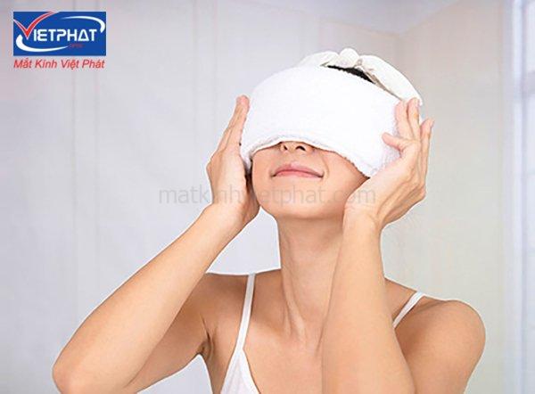 6 cách làm mắt hết đỏ sau khi khóc nhanh và hiệu quả 8 Chườm lạnh làm mắt hết đỏ sau khi khóc đơn giản