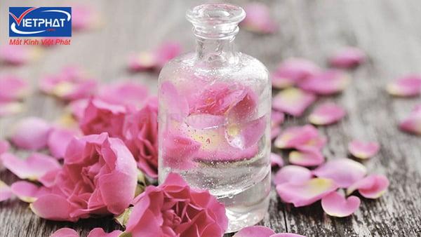 6 cách làm mắt hết đỏ sau khi khóc nhanh và hiệu quả 12 Cách làm mắt hết đỏ sau khi khóc bằng nước hoa hồng