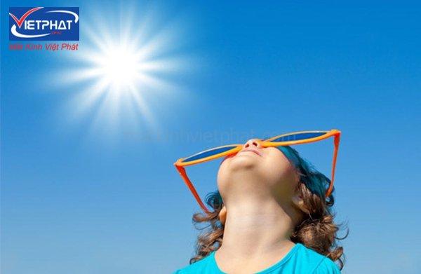 Cách nhận biết kính chống tia UV cực chuẩn bạn nên biết 10 Nhận biết kính chống tia UV bằng cảm nhận