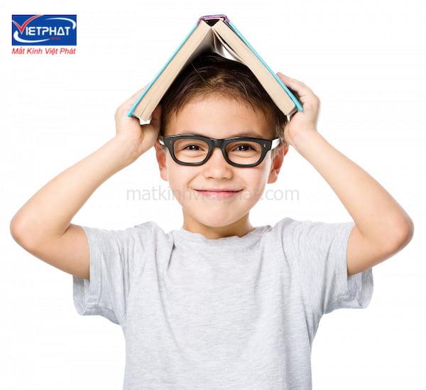 Cận lệch độ, bất đồng khúc xạ là gì? Nguy cơ và cách chữa 10 Phương pháp đeo kính cận