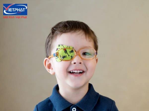 Cận lệch độ, bất đồng khúc xạ là gì? Nguy cơ và cách chữa 8 bất đồng khúc xạ ở trẻ em