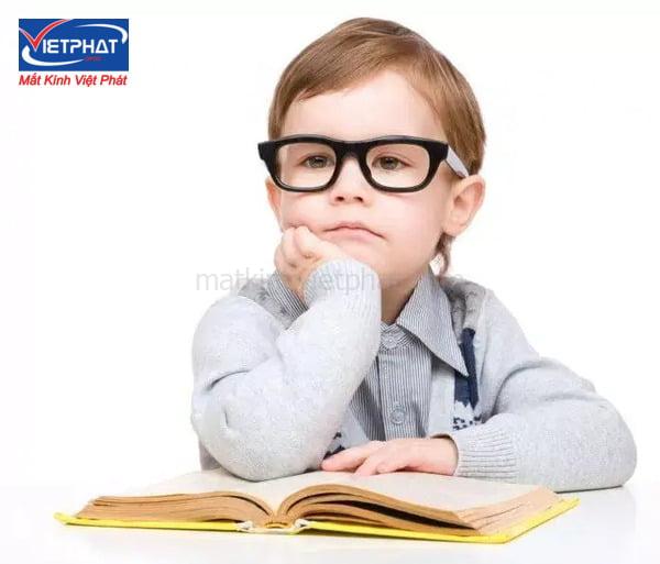 Cận mấy độ thì nên đeo kính? Có nên đeo kính khi cận nhẹ? 10 Dưới 18 tuổi bị cận có nên đeo kính?