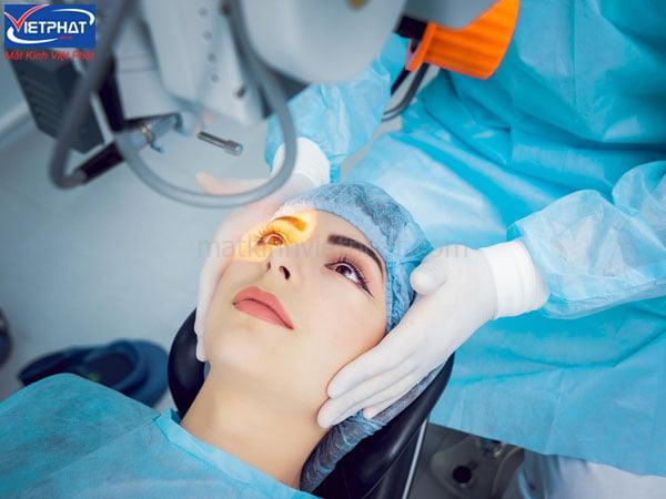 Cận nặng có mổ được không? 7 điều cần lưu ý trước khi mổ cận 8 Độ tuổi phù hợp để mổ cận thị