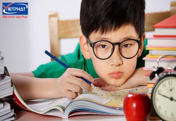 Cận thị giả, cận thị tạm thời là gì? Nguyên nhân do đâu? 9 cận thị giả kéo dài bao lâu