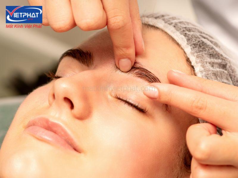 Vì sao mắt bị lồi khi cận thị? Chữa mắt lồi cận thị được không? 9 Thực hiện massage mắt thường xuyên để giảm tình trạng mắt lồi cận thị