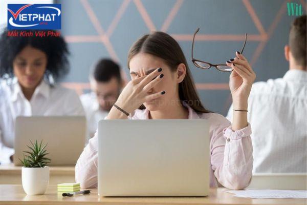 Đeo kính cận nhìn vật bị cong? Làm sao để khắc phục? 6 đeo kính cận nhìn vật bị cong
