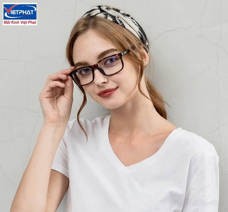Gọng kính cho người có khuôn mặt hình trái xoan