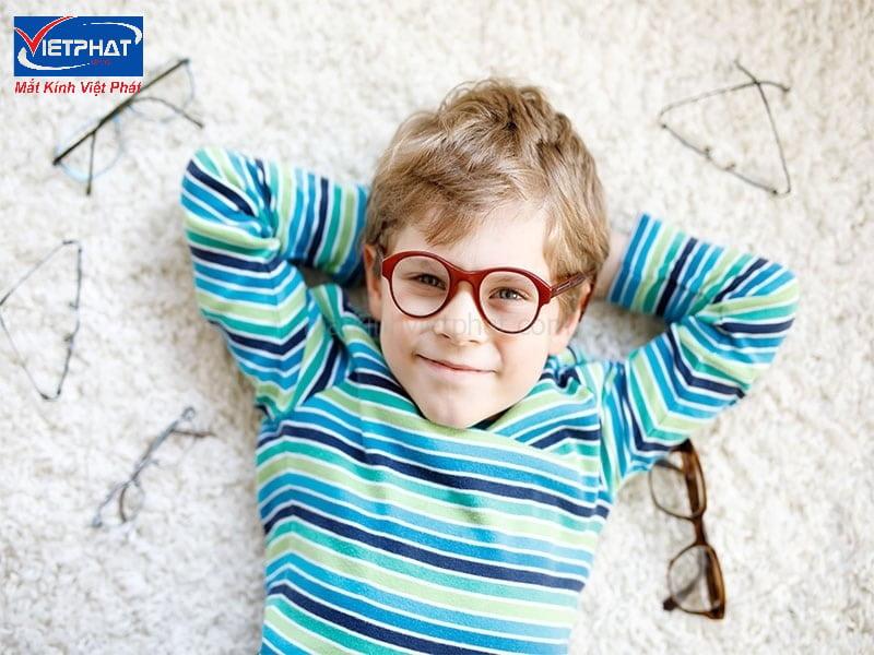 Mọi người nên chọn những gọng kính phải chắc chắn và có độ bền cao