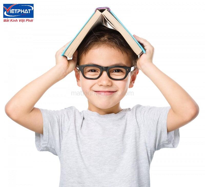 Bạn nên chọn loại gọng kính cận trẻ em phù hợp với khuôn mặt của bé.
