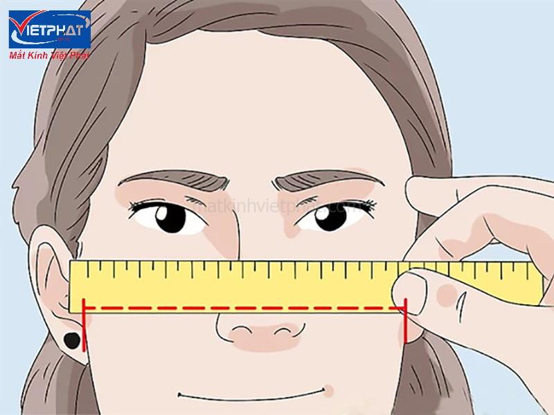 Đặt ngang thước bên dưới mắt để xác định chiều ngang kính phù hợp