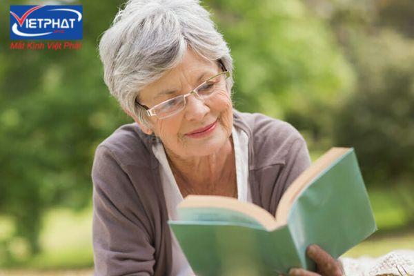 Kính lão có tác dụng gì? Có nên đeo kính lão thường xuyên? 7 kính lão có tác dụng gì