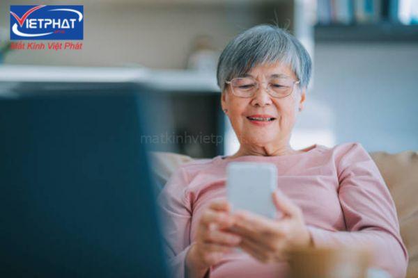 Kính lão có tác dụng gì? Có nên đeo kính lão thường xuyên? 8 kính lão có tác dụng gì