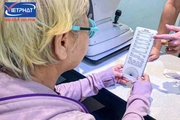 Kính lão có tác dụng gì? Có nên đeo kính lão thường xuyên? 10 kính lão có tác dụng gì