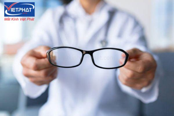Kính lão có tác dụng gì? Có nên đeo kính lão thường xuyên? 11 kính lão có tác dụng gì