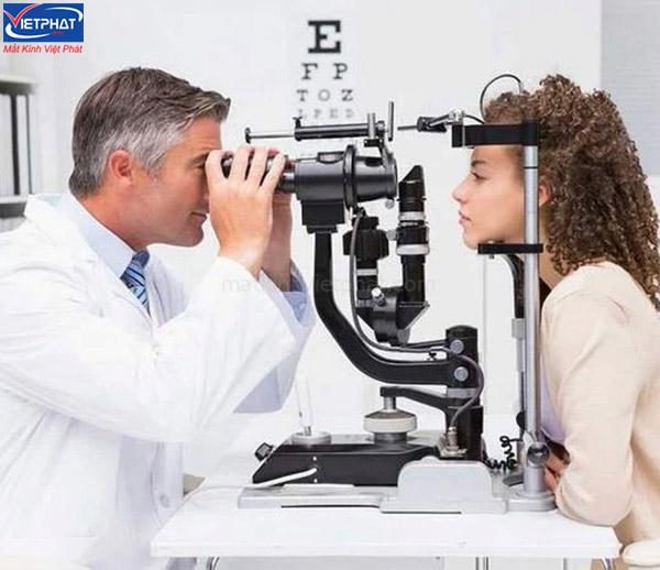 Đo khám mắt cẩn thận trước khi cắt kính râm cận