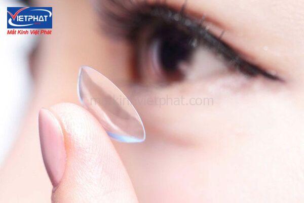 Loạn thị có đeo kính áp tròng được không? 7 Công dụng của kính áp tròng là gì?