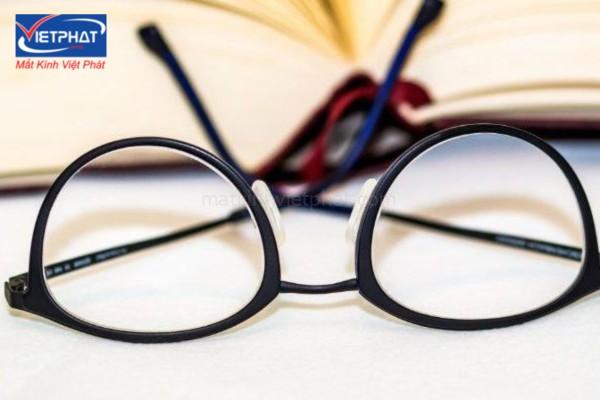 Mắt nhìn gần bị nhòe có nguy hiểm không? 7 mắt bị nhòe khi nhìn gần