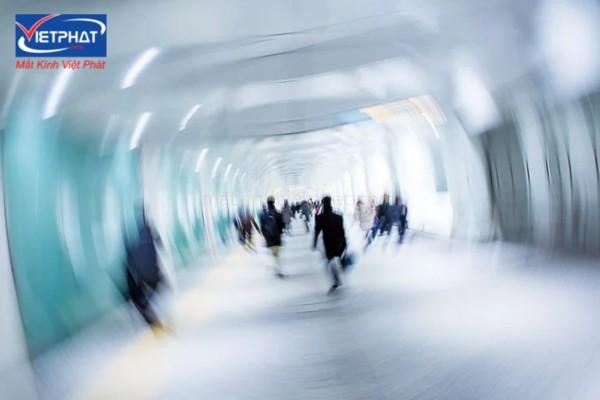 Mắt nhìn gần bị nhòe có nguy hiểm không? 5 mắt nhìn gần bị nhòe