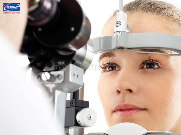 Mắt phải giật ở nam và nữ là điềm gì? Hên hay xui? 16 Thăm khám khi mắt phải giật liên tục
