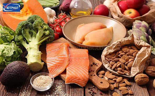 Mắt phải giật ở nam và nữ là điềm gì? Hên hay xui? 19 Ăn uống cân đối để giảm tình trạng mắt phải giật