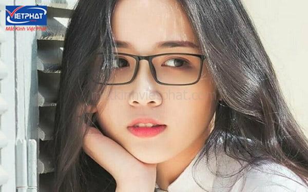 Mặt tròn đeo kính gì? Top 4 kiểu kính phù hợp với khuôn mặt tròn 10 Mặt tròn đeo kính vuông hoặc chữ nhật