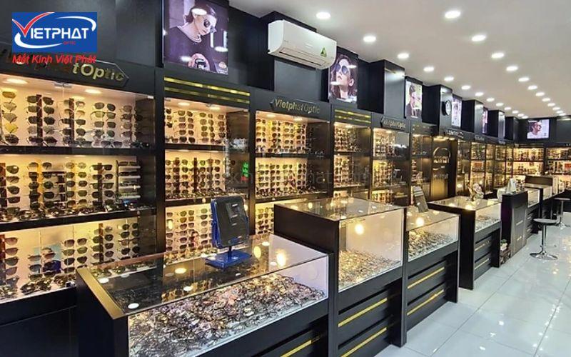 Nam mặt vuông đeo kính gì? Các mẫu kính cho gương mặt vuông 17 Mua gọng kính cho nam mặt vuông tại Mắt kính Việt Phát