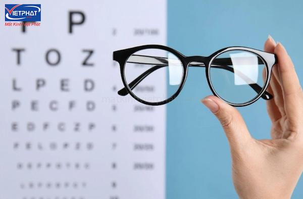 Lịch sử & Nguồn gốc kính đeo mắt 11 kính cận giá rẻ