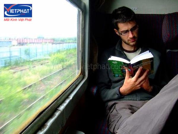 11 Nguyên nhân tăng độ cận của mắt mà bạn cần lưu ý 10 Đọc sách khi đang di chuyển