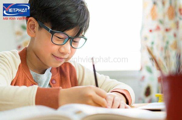 11 Nguyên nhân tăng độ cận của mắt mà bạn cần lưu ý 13 Khoảng cách tiếp xúc quá gần
