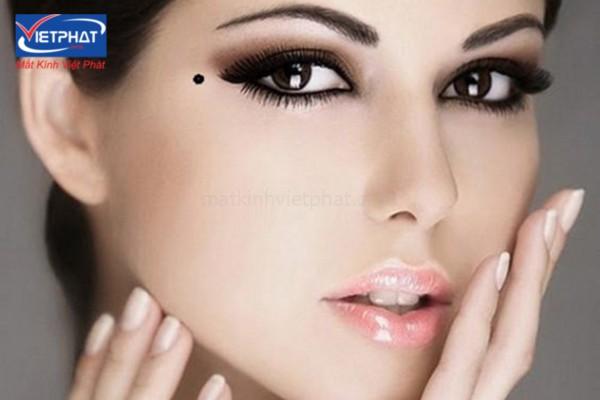 Nốt ruồi trong mắt là tốt hay xấu? Có nên xóa không? 15 Nốt ruồi trong mắt là tốt hay xấu? Có nên xóa không?