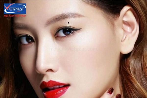 Nốt ruồi trong mắt là tốt hay xấu? Có nên xóa không? 17 có nốt ruồi ở trong mắt
