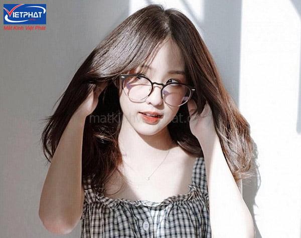 Nữ mặt tròn đeo kính gì? Tiêu chí chọn mua gọng kính phù hợp 10 nữ mặt tròn nên đeo kính gì