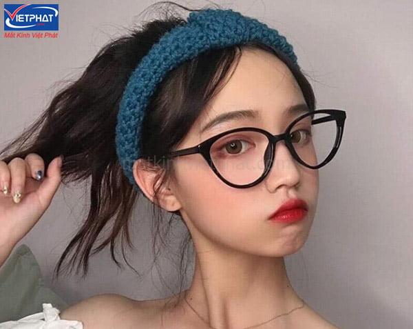Nữ mặt tròn đeo kính gì? Tiêu chí chọn mua gọng kính phù hợp 11 nữ mặt tròn đeo kính gì cho đẹp