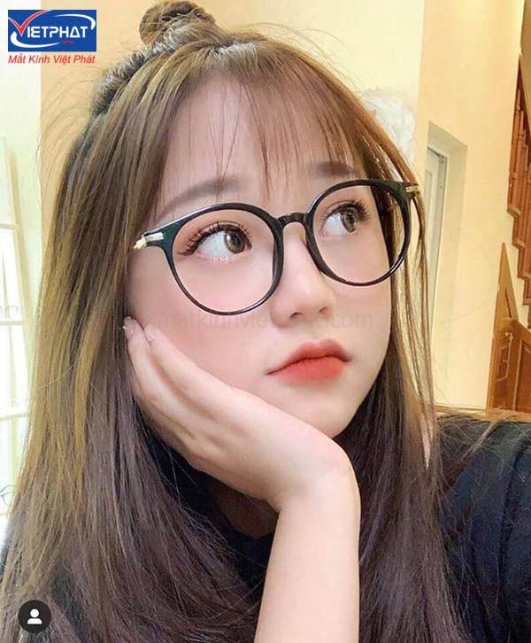 Nữ mặt tròn đeo kính gì? Tiêu chí chọn mua gọng kính phù hợp 13 nữ mặt tròn đeo kính gì cho hợp