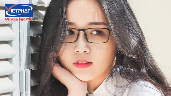 Nữ mặt tròn đeo kính gì? Tiêu chí chọn mua gọng kính phù hợp 9 Gọng kính vuông hoặc chữ nhật hợp mặt tròn