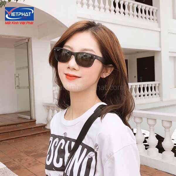 Nữ mặt tròn đeo kính gì? Tiêu chí chọn mua gọng kính phù hợp 12 Mặt tròn đeo kính Wayfarer