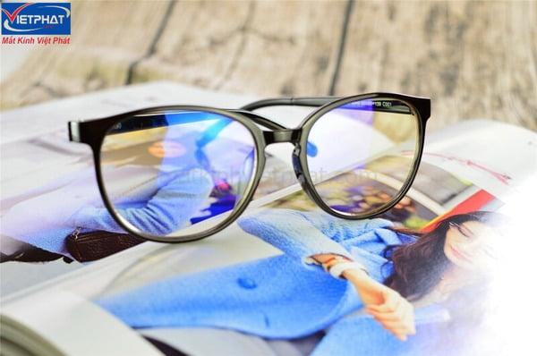 Tròng kính cận chống ánh sáng xanh chứa lớp phủ chống ánh sáng xanh