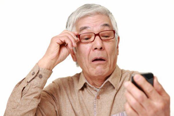 Mắt bị viễn thị - Nguyên nhân, dấu hiệu và cách phòng ngừa 13 Hình 4. Đeo kính viễn thị đúng cách
