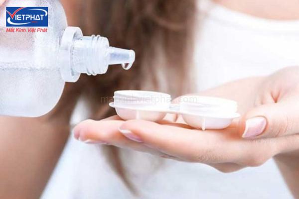Cách rửa kính áp tròng an toàn & hiệu quả 7 Dung dịch rửa kính áp tròng