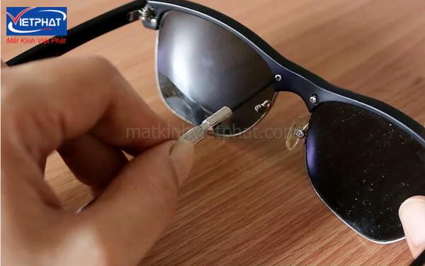 Hướng dẫn cách tháo tròng kính khỏi gọng đơn giản 9 Lưu ý khi tháo tròng kính