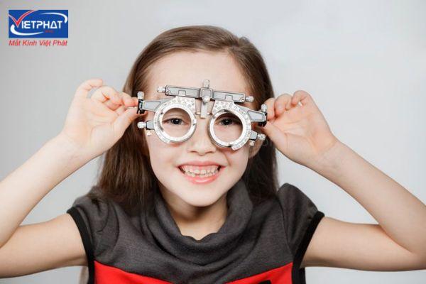 Loạn thị mấy độ thì phải đeo kính? Loạn thị nhẹ có cần đeo kính? 7 loạn thị có phải đeo kính thường xuyên không