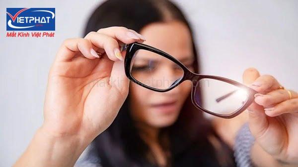Bị choáng khi đeo kính mới: Nguyên nhân, triệu chứng và cách khắc phục 8 Gọng kính sai size