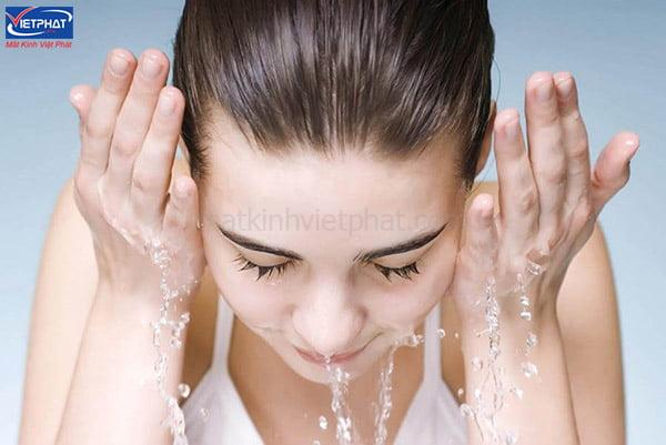 Bật mí 9 cách đeo kính không bị tuột hiệu quả 100% 9 Mẹo đeo kính không bị tuột